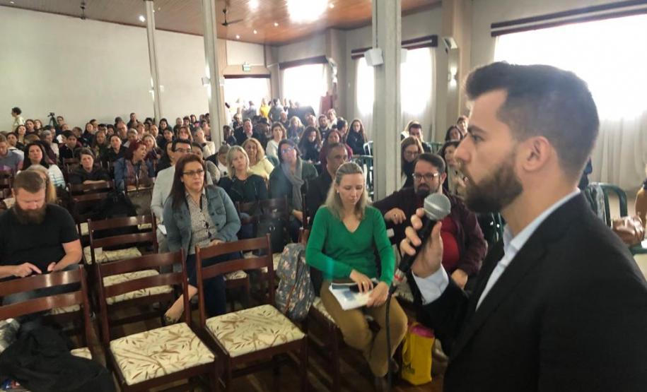 Professores e agentes educacionais do Colégio Estadual do Paraná (CEP) se reuniram no Clube dos Subtenentes e Sargentos do Exército de Curitiba, nesta quinta-feira (25), para o desenvolvimento das atividades de Formação Pedagógica, conforme previsto no Calendário Escolar e orientações da Secretaria de Estado da Educação (SEED).