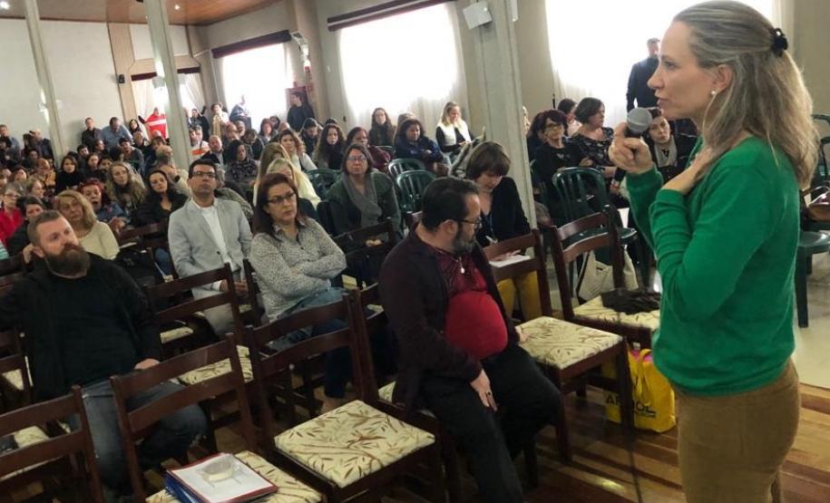 Professores e agentes educacionais do Colégio Estadual do Paraná (CEP) se reuniram no Clube dos Subtenentes e Sargentos do Exército de Curitiba, nesta quinta-feira (25), para o desenvolvimento das atividades de Formação Pedagógica, conforme previsto no Calendário Escolar e orientações da Secretaria de Estado da Educação (SEED).