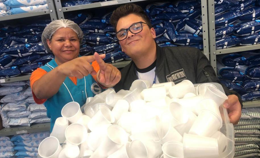 Para maior proteção do Meio Ambiente, os estudantes do Grêmio Estudantil do Colégio Estadual do Paraná (Gecep) iniciaram, nesta terça-feira (30), uma ação para conscientizar todos os alunos e alunas em relação ao uso de copos plásticos nos intervalos de aulas. O objetivo é zerar a utilização desse material.