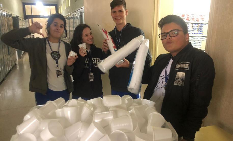 Para maior proteção do Meio Ambiente, os estudantes do Grêmio Estudantil do Colégio Estadual do Paraná (Gecep) iniciaram, nesta terça-feira (30), uma ação para conscientizar todos os alunos e alunas em relação ao uso de copos plásticos nos intervalos de aulas. O objetivo é zerar a utilização desse material.