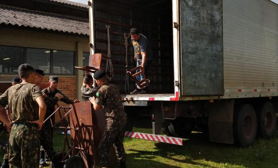 Apoio do 20 BIB no transporte dos bens do colégio.