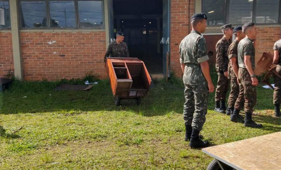 Apoio do 20 BIB no transporte dos bens do colégio.