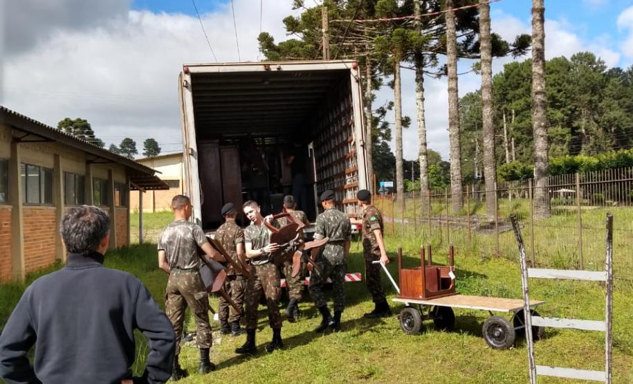 Apoio do 20 BIB no transporte dos bens do colégio.