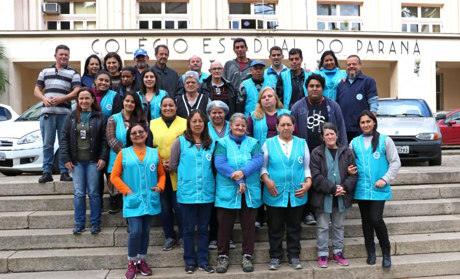 Agentes Educacionais do Colégio Estadual do Paraná, que neste 7 de agosto, Dia do Funcionário de Escola, recebem os parabéns da comunidade estudantil, que agradece e reconhece o seu valor no cotidiano da escola.