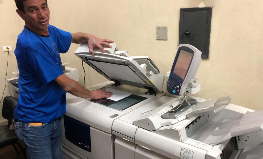 O funcionário Edenilson Portela tem funções no setor de reprografia e está sempre pronto para novos desafios.