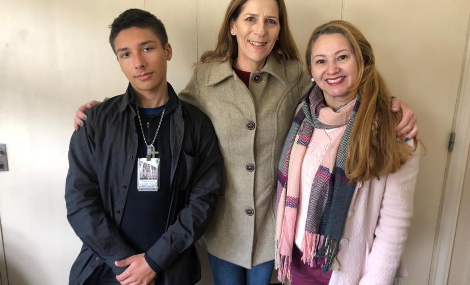 Gabriel e Alessandra foram cumprimentados pela Diretora Geral do CEP, Tânia Maria Acco. "Estão de parabéns pela realização desse trabalho feito em conjunto, que certamente reuniu o talento deste estudante presente em diversas ações importantes do Colégio, mas que também é recompesado pelo envolvimento da nossa professora, que de forma brilhante oferece o seu apoio e o acompanhamento multidisciplinar", disse a diretora.