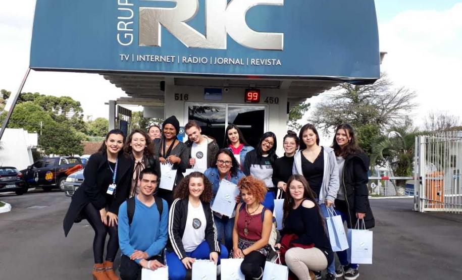 Os estudantes dos 3° e 4° anos do Curso Técnico em Teatro, Integrado ao Ensino Médio, realizaram nesta terça-feira (6) uma visita técnica ao Grupo RIC (Rede Independência de Comunicação) em Curitiba.