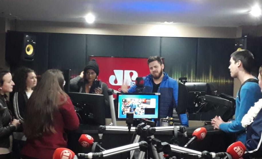 Os estudantes dos 3° e 4° anos do Curso Técnico em Teatro, Integrado ao Ensino Médio, realizaram nesta terça-feira (6) uma visita técnica ao Grupo RIC (Rede Independência de Comunicação) em Curitiba.