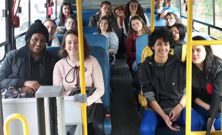 Os estudantes dos 3° e 4° anos do Curso Técnico em Teatro, Integrado ao Ensino Médio, realizaram nesta terça-feira (6) uma visita técnica ao Grupo RIC (Rede Independência de Comunicação) em Curitiba.