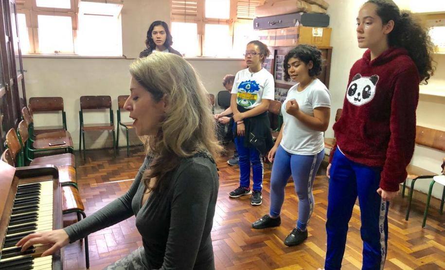 Estudantes do Curso Técnico em Teatro participam de aula de ensaio com a professora Aline Petry e professor Hermes Drechsel no piano.