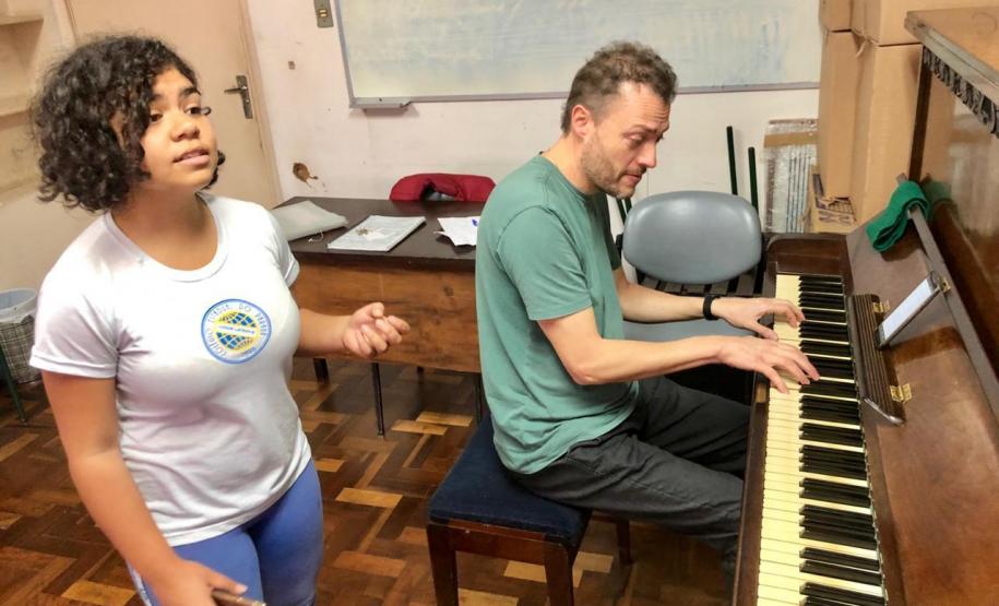 Estudantes do Curso Técnico em Teatro participam de aula de ensaio com a professora Aline Petry e professor Hermes Drechsel no piano.