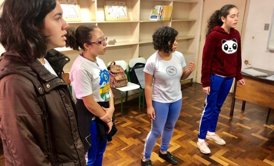 Estudantes do Curso Técnico em Teatro participam de aula de ensaio com a professora Aline Petry e professor Hermes Drechsel no piano.