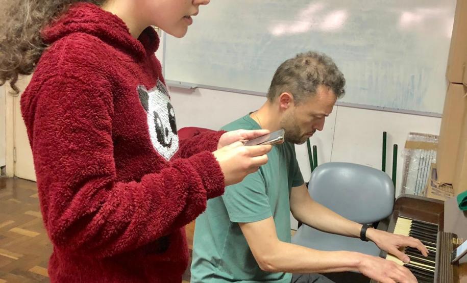 Estudantes do Curso Técnico em Teatro participam de aula de ensaio com a professora Aline Petry e professor Hermes Drechsel no piano.