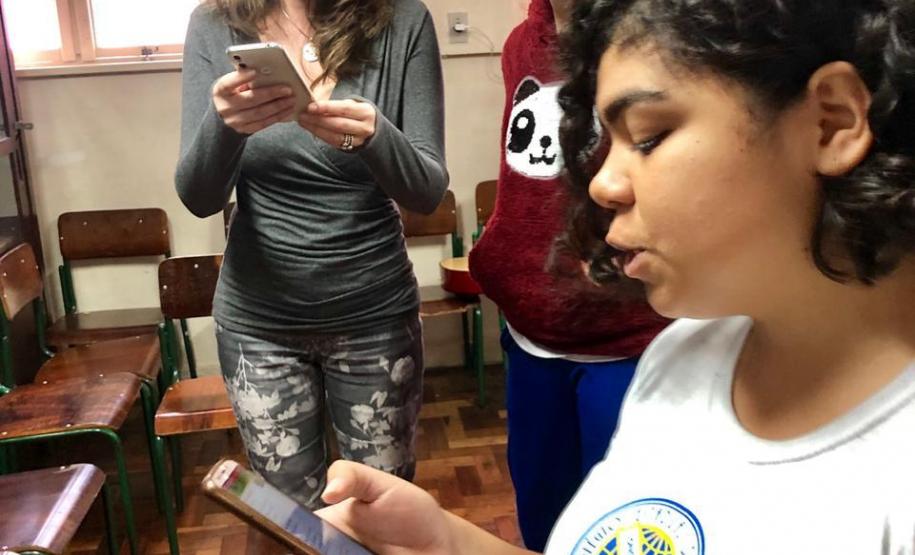 Estudantes do Curso Técnico em Teatro participam de aula de ensaio com a professora Aline Petry e professor Hermes Drechsel no piano.
