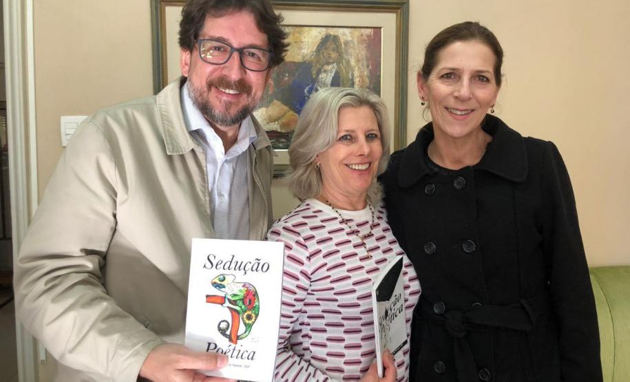 Durante a visita ao Colégio, Jeffeson Dieckmann foi recebido pela professora Camila Paschoal e se reuniram com a diretora geral do CEP, Tânia Maria Acco.