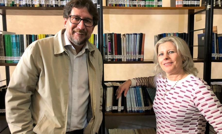 Durante a visita ao Colégio, Jeffeson Dieckmann foi recebido pela professora Camila Paschoal, coordenadora do Projeto Sedução Poética em 2019.