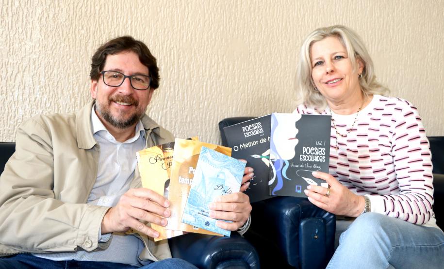 Durante a visita ao Colégio, Jeffeson Dieckmann foi recebido pela professora Camila Paschoal, coordenadora do Projeto Sedução Poética em 2019.