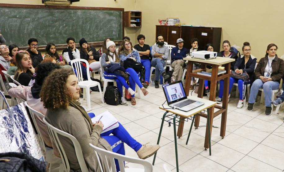 Os estudantes do 3° ano do Curso de Técnico em Teatro participaram, na quarta-feira (7), de uma atividade especial que busca promover mais educação inclusiva no Colégio Estadual do Paraná (CEP).