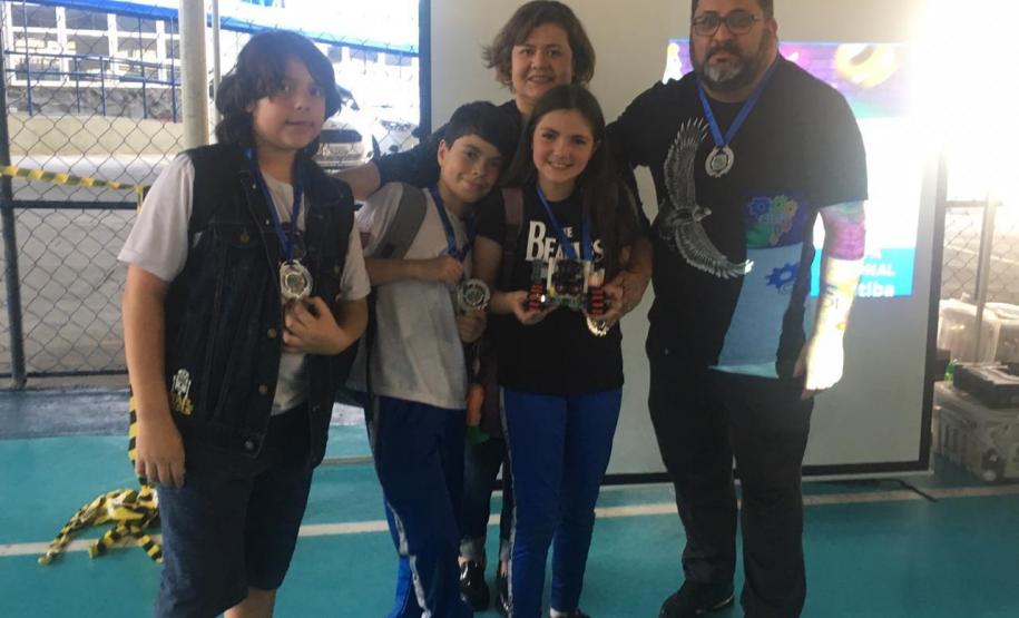 Os estudantes da Robótica do Colégio Estadual do Paraná (CEP) conquistou, no sábado (10), a segunda colocação geral – nível 1 – na Fase Regional da Olimpíada Brasileira de Robótica (OBR/2019), realizada em Curitiba. Eles formam a equipe “Amebinhas” do 6° ano do Ensino Fundamental.