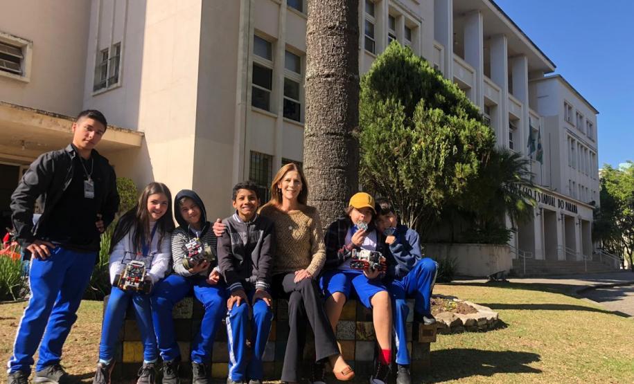 Na manhã desta segunda-feira (12), todos foram cumprimentados pela diretora-geral do CEP, Tânia Maria Acco.