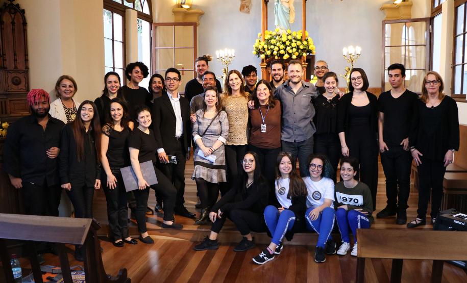 E nesta segunda-feira (12), foi a vez do Coro do CEP se apresentar na Capela da Glória na capital paranaense. O grupo musical do CEP é uma das atrações da programação da Semana Cultural preparada para Festa da Glória, promovida pela paróquia.
A apresentação do Coro, com direção de Isabel Gabiatti, contou com a presença da Diretora Geral do CEP, Tânia Maria Acco.
