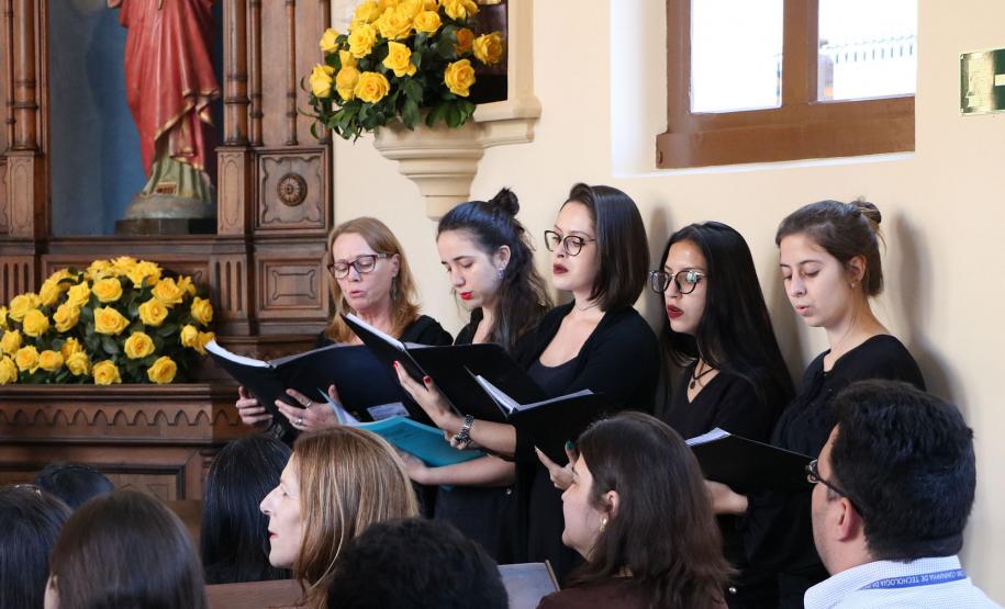 E nesta segunda-feira (12), foi a vez do Coro do CEP se apresentar na Capela da Glória na capital paranaense. O grupo musical do CEP é uma das atrações da programação da Semana Cultural preparada para Festa da Glória, promovida pela paróquia.
A apresentação do Coro, com direção de Isabel Gabiatti, contou com a presença da Diretora Geral do CEP, Tânia Maria Acco.