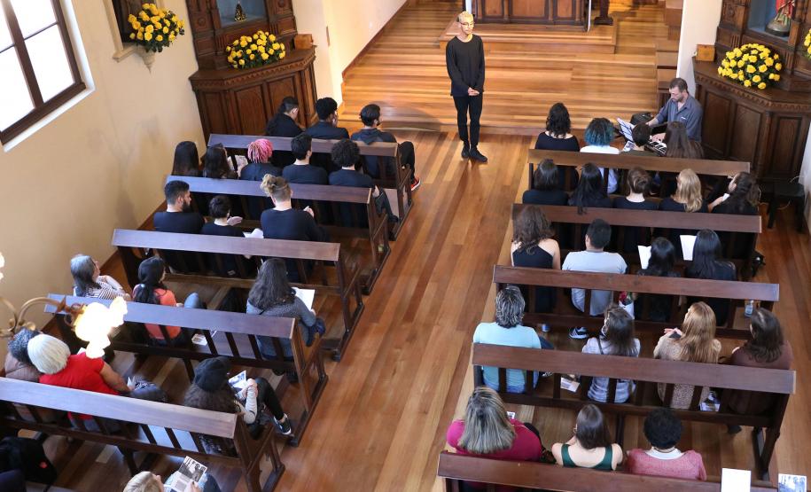 E nesta segunda-feira (12), foi a vez do Coro do CEP se apresentar na Capela da Glória na capital paranaense. O grupo musical do CEP é uma das atrações da programação da Semana Cultural preparada para Festa da Glória, promovida pela paróquia.
A apresentação do Coro, com direção de Isabel Gabiatti, contou com a presença da Diretora Geral do CEP, Tânia Maria Acco.