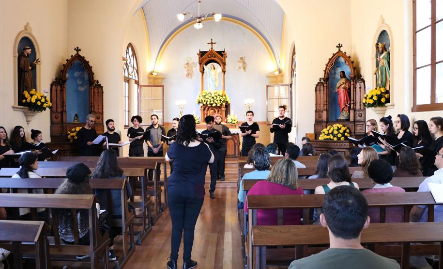 E nesta segunda-feira (12), foi a vez do Coro do CEP se apresentar na Capela da Glória na capital paranaense. O grupo musical do CEP é uma das atrações da programação da Semana Cultural preparada para Festa da Glória, promovida pela paróquia.
A apresentação do Coro, com direção de Isabel Gabiatti, contou com a presença da Diretora Geral do CEP, Tânia Maria Acco.