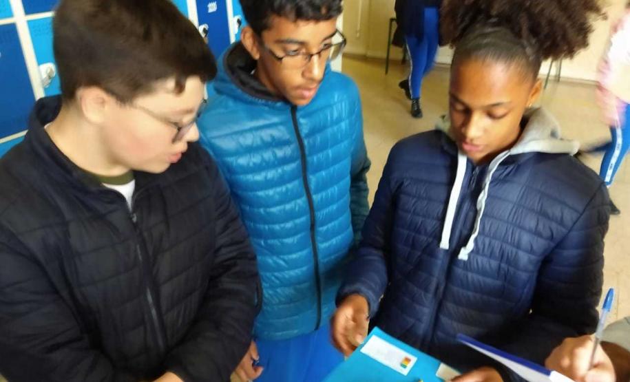 Alguns mapas elaborados por estudantes do Ensino Fundamental, nas aulas de Geografia, estão chamando atenção de todos que passam pelo corredor do 1° piso do prédio central do Colégio Estadual do Paraná (CEP-CEP).