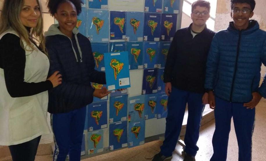 Alguns mapas elaborados por estudantes do Ensino Fundamental, nas aulas de Geografia, estão chamando atenção de todos que passam pelo corredor do 1° piso do prédio central do Colégio Estadual do Paraná (CEP-CEP).