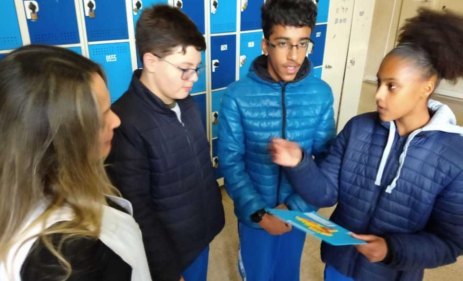 Alguns mapas elaborados por estudantes do Ensino Fundamental, nas aulas de Geografia, estão chamando atenção de todos que passam pelo corredor do 1° piso do prédio central do Colégio Estadual do Paraná (CEP-CEP).