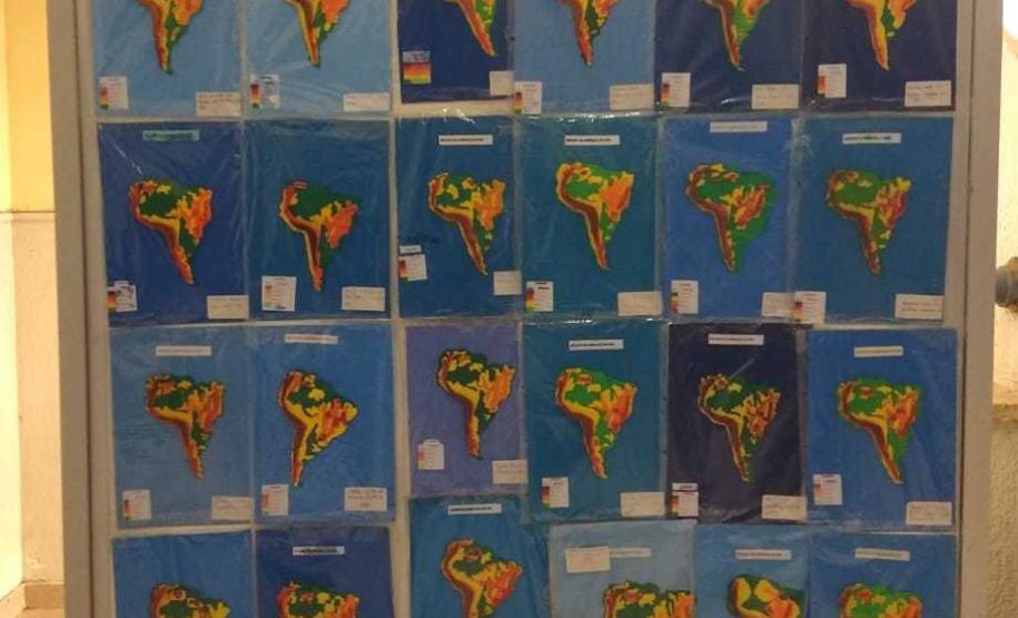 Alguns mapas elaborados por estudantes do Ensino Fundamental, nas aulas de Geografia, estão chamando atenção de todos que passam pelo corredor do 1° piso do prédio central do Colégio Estadual do Paraná (CEP-CEP).