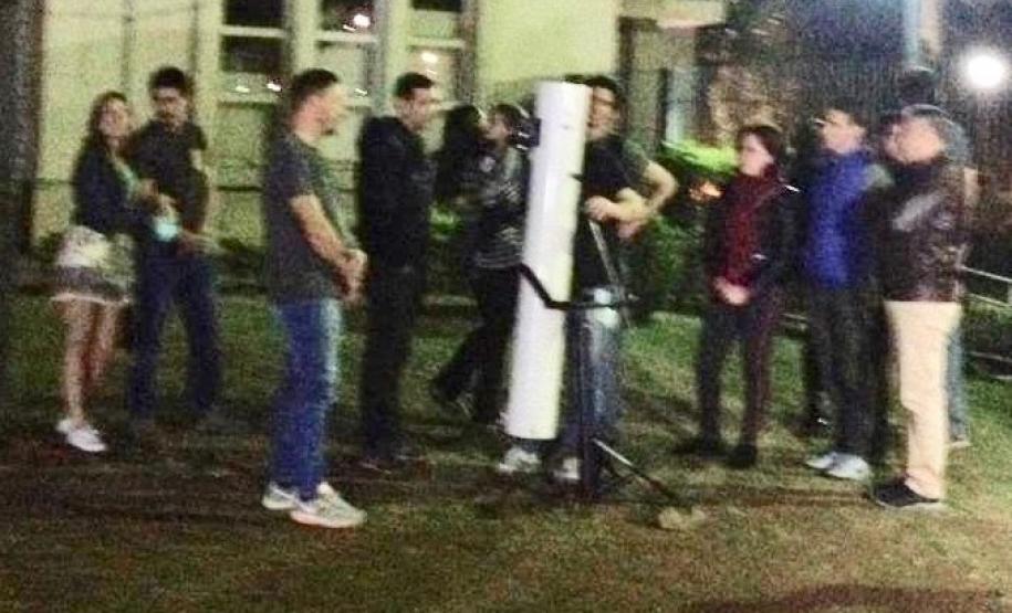 A noite de observações astronômicas abertas para a comunidade contou, no último sábado (17), com a cobertura jornalística da TV Paraná Turismo, que realizou os registros das atividades coordenadas pelos membros do Clube de Astronomia do Colégio Estadual do Paraná (CECEP).