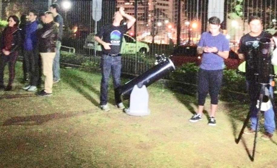 A noite de observações astronômicas abertas para a comunidade contou, no último sábado (17), com a cobertura jornalística da TV Paraná Turismo, que realizou os registros das atividades coordenadas pelos membros do Clube de Astronomia do Colégio Estadual do Paraná (CECEP).