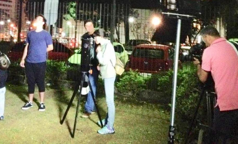 A noite de observações astronômicas abertas para a comunidade contou, no último sábado (17), com a cobertura jornalística da TV Paraná Turismo, que realizou os registros das atividades coordenadas pelos membros do Clube de Astronomia do Colégio Estadual do Paraná (CECEP).