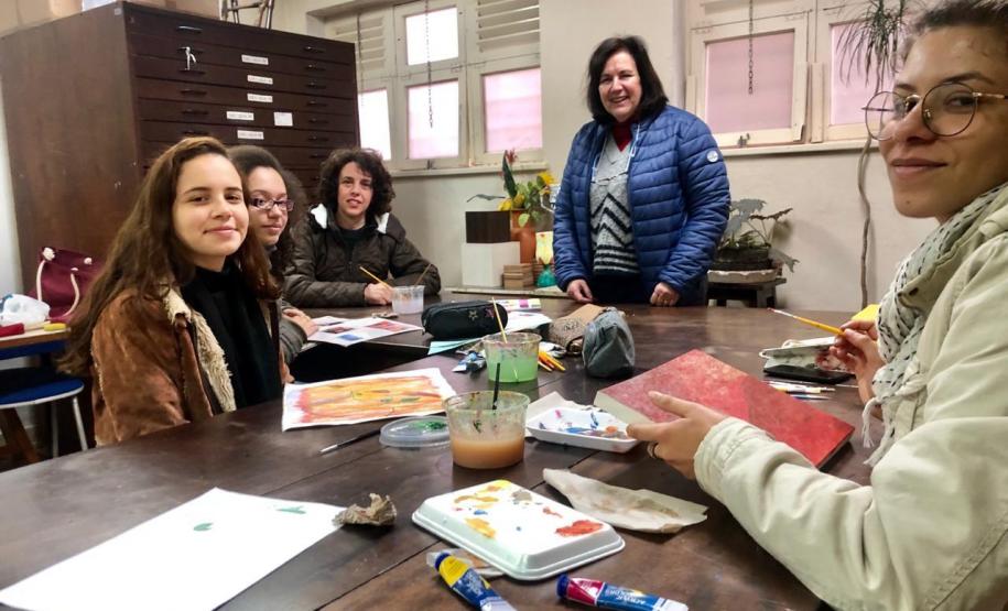 Os trabalhos em exibição foram produzidos com orientação da professora Margarete Schaffer, que há quase 13 anos acompanha os aprendizes no desenvolvimento de técnicas em trabalhos de artes plásticas no Colégio.