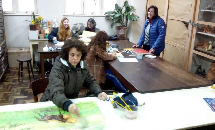 Os trabalhos em exibição foram produzidos com orientação da professora Margarete Schaffer, que há quase 13 anos acompanha os aprendizes no desenvolvimento de técnicas em trabalhos de artes plásticas no Colégio.