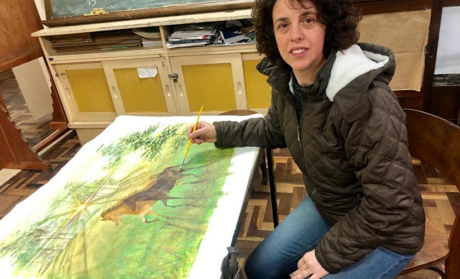 Marina Thozo Purkote, que há 4 anos se dedica às artes plásticas na Escolinha, e que possui trabalhos em exposição dentro e fora do Colégio.