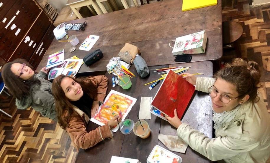 Para as estudantes Taynara Oliveira e Taís Teixeira da Silva, ambas do 2° B do Ensino Médio, os Modulados de Desenho e Pintura representam a realização de um sonho. “Amo pintar e desenhar e me traz grande satisfação ter um trabalho concluído”, disse Taynara.
Da mesma opinião compartilha a aprendiz Isabella Machado.