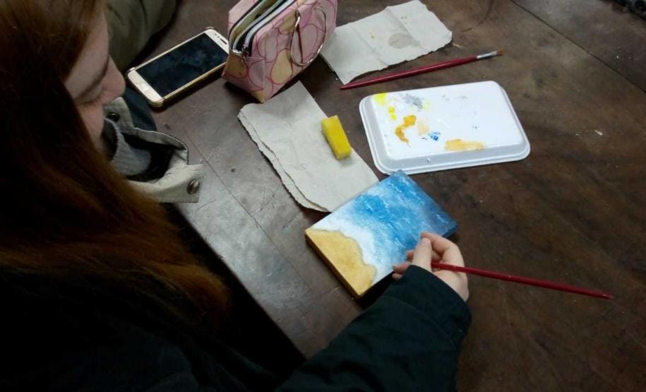 Os resultados se mostram com uma explosão de cores que ganham formas nas telas e ocupam os espaços brancos do papel.