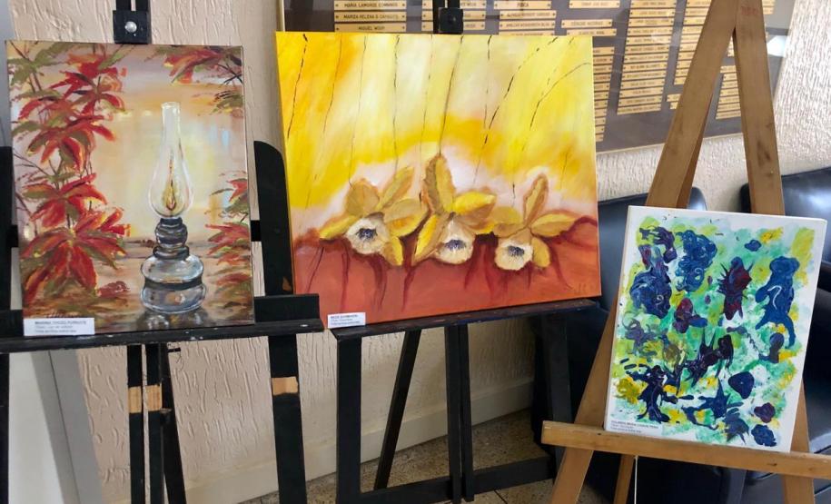 Quem passa pelo corredor do 1° piso do prédio central do Colégio Estadual do Paraná (CEP-CEP) já percebeu que há uma mostra de telas montada sobre cavaletes e desenhos afixados no mural. A exposição apresenta alguns trabalhos feitos por estudantes do CEP e por pessoas da comunidade que participam dos Modulados de Desenho Artístico e de Pintura, ofertados na Escolinha de Arte.