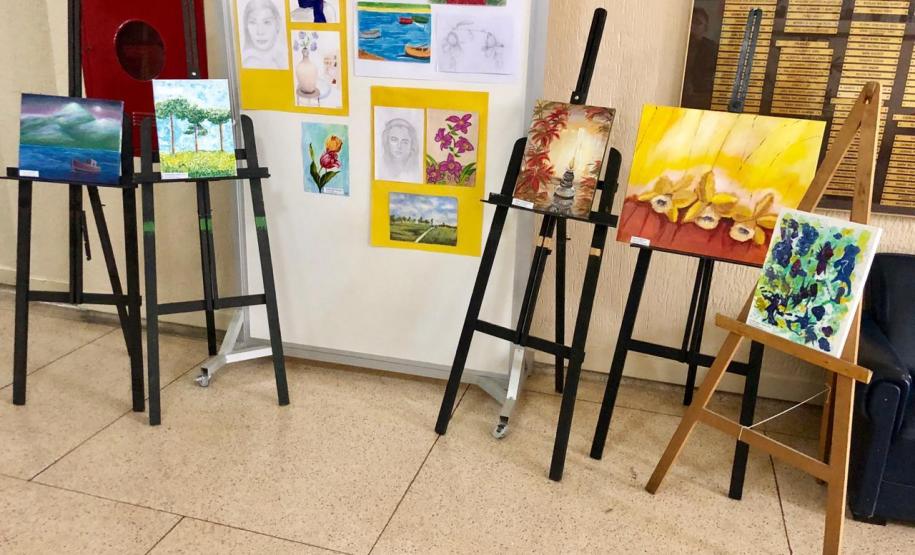 Quem passa pelo corredor do 1° piso do prédio central do Colégio Estadual do Paraná (CEP-CEP) já percebeu que há uma mostra de telas montada sobre cavaletes e desenhos afixados no mural. A exposição apresenta alguns trabalhos feitos por estudantes do CEP e por pessoas da comunidade que participam dos Modulados de Desenho Artístico e de Pintura, ofertados na Escolinha de Arte.