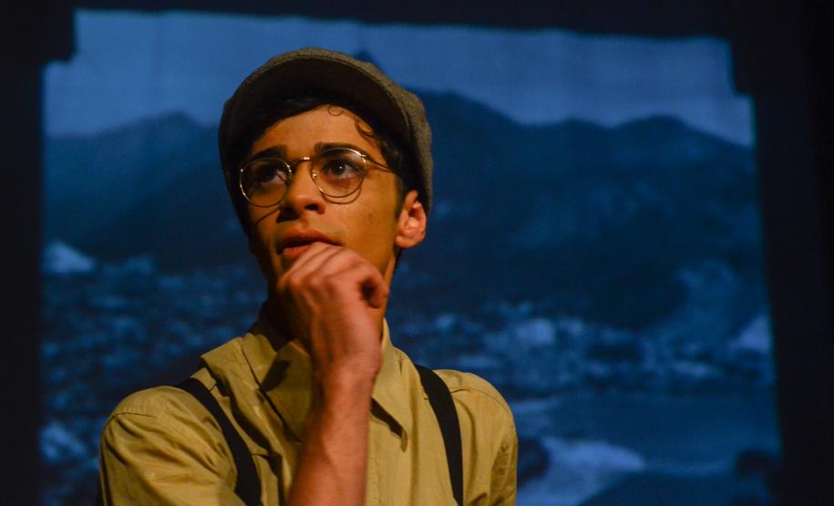 Matheus de Oliveira Alves, de 18 anos já começou arrumar suas malas para uma temporada de um ano na Europa. Ele, que é um dos protagonistas do espetáculo “Guido Viaro: entre Flores e Cores”, do Grupo de Dança Contemporânea do Colégio Estadual do Paraná (Dancep), foi selecionado com uma bolsa integral para o curso formação em dança na Oppus Ballet de Florença, na Itália, e já se prepara para a nova fase de aprimoramento profissional.