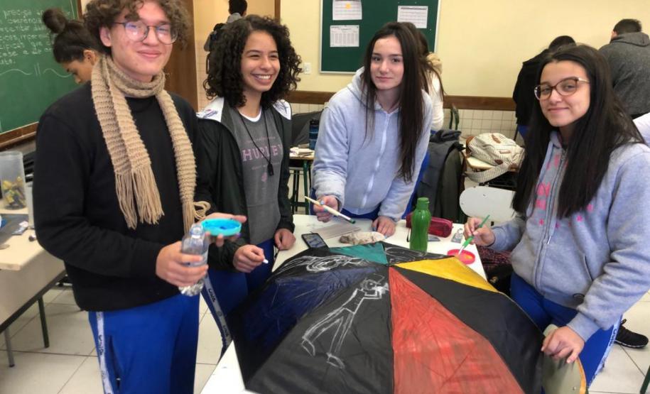 Os estudantes do 2° ano do Ensino Médio, que participam das aulas de Arte no CEP-Amâncio, estão preparando uma novidade para ser apresentada em um evento comemorativo.