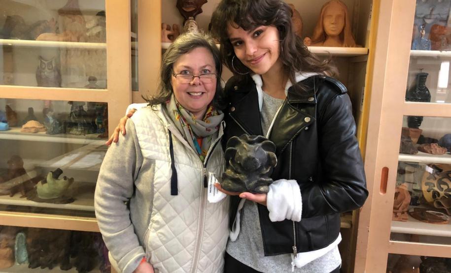 Ex-aluna do Colégio Estadual do Paraná (CEP), a modelo fotográfico Giovanna Festa Massaneiro, de 23 anos, que atualmente segue carreira internacional, chegou de surpresa, nesta segunda-feira (26), para visitar seus ex-professores e funcionários na Escolinha de Arte do CEP.