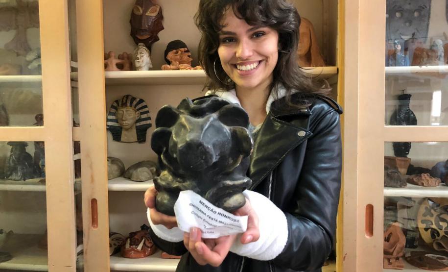 Ex-aluna do Colégio Estadual do Paraná (CEP), a modelo fotográfico Giovanna Festa Massaneiro, de 23 anos, que atualmente segue carreira internacional, chegou de surpresa, nesta segunda-feira (26), para visitar seus ex-professores e funcionários na Escolinha de Arte do CEP.