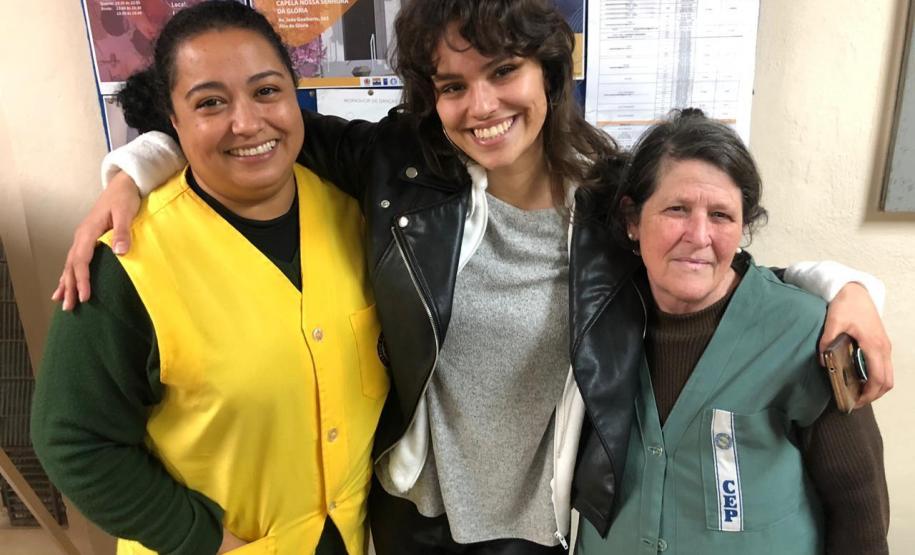 Ex-aluna do Colégio Estadual do Paraná (CEP), a modelo fotográfico Giovanna Festa Massaneiro, de 23 anos, que atualmente segue carreira internacional, chegou de surpresa, nesta segunda-feira (26), para visitar seus ex-professores e funcionários na Escolinha de Arte do CEP.