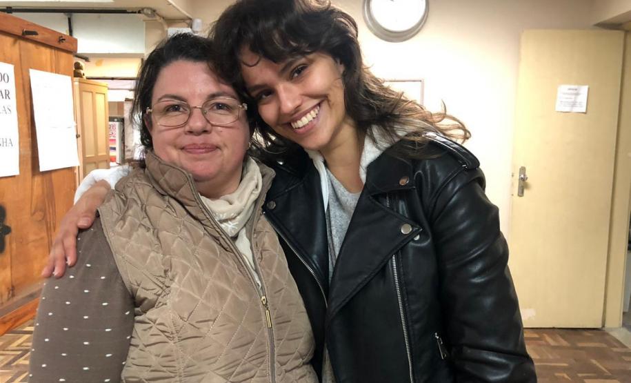 Ex-aluna do Colégio Estadual do Paraná (CEP), a modelo fotográfico Giovanna Festa Massaneiro, de 23 anos, que atualmente segue carreira internacional, chegou de surpresa, nesta segunda-feira (26), para visitar seus ex-professores e funcionários na Escolinha de Arte do CEP.