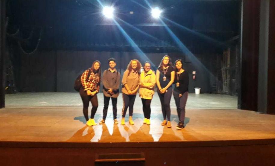 Alunos e alunas em formação no Curso Médio Integrado em Teatro do Colégio Estadual do Paraná (CEP) visitaram o Teatro Guaíra, em Curitiba.