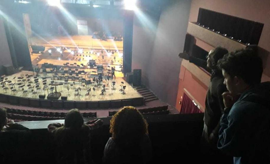 Alunos e alunas em formação no Curso Médio Integrado em Teatro do Colégio Estadual do Paraná (CEP) visitaram o Teatro Guaíra, em Curitiba.